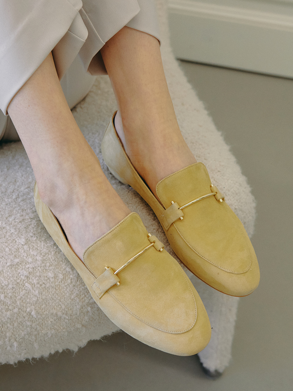 [Out of stock] Mrc052 Gold Pin Loafer (Butter Suede)