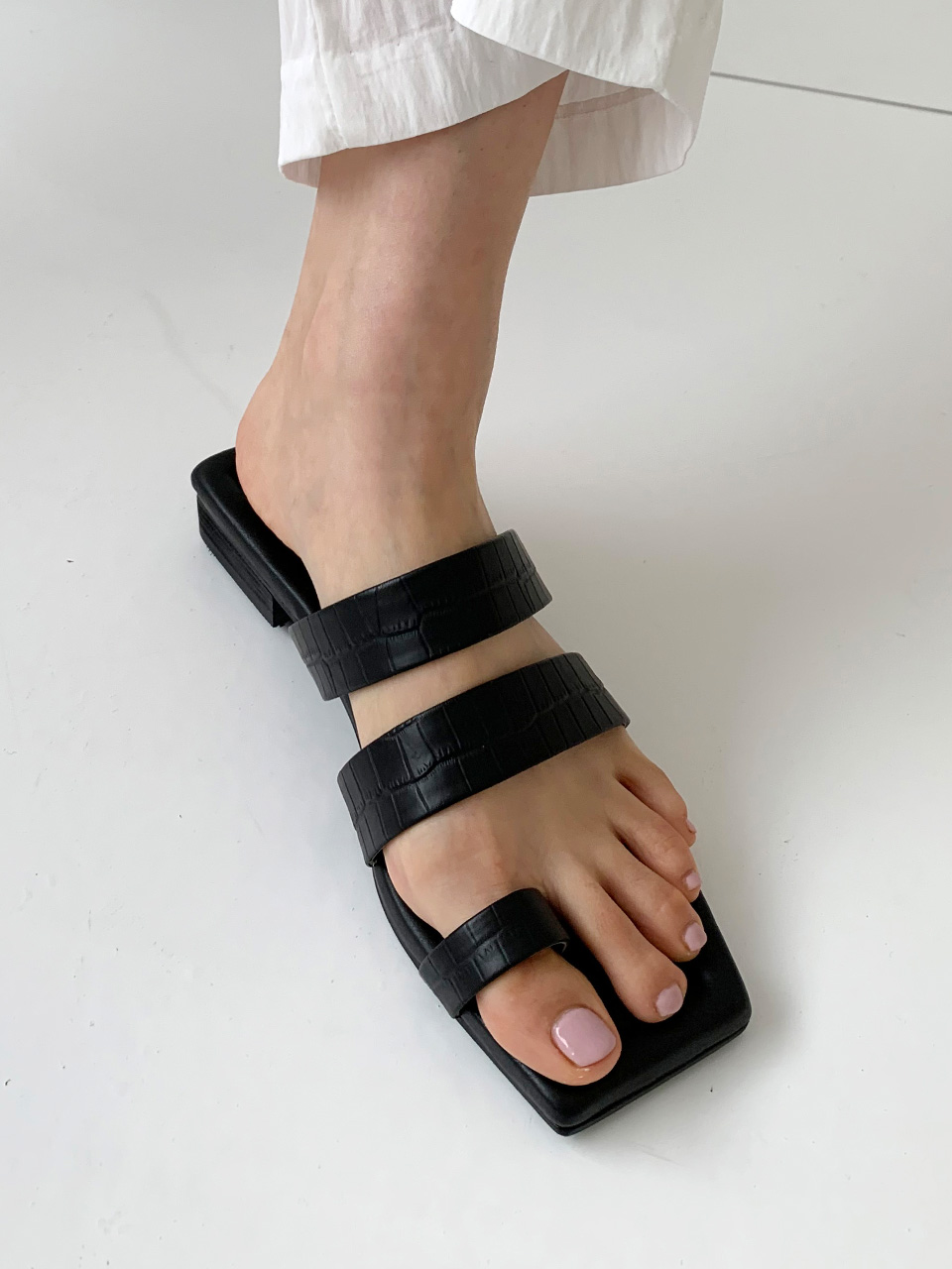 Mrc069 Flat Strap Sandal (Black Crack)